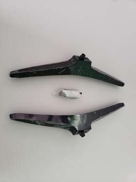81302-036351945 Insignia Ns-43d420na20 Stand Legs With Screws